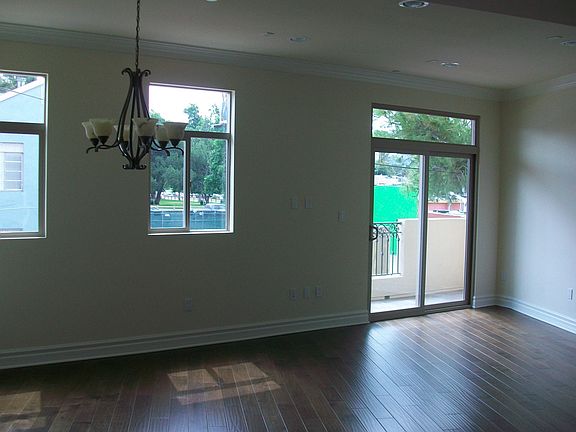 3rd image of 4824 Tujunga Ave Unit 204