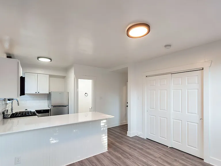 150 South Apartments — Photo 8