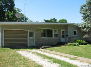 710 Cherry St, Carthage, IL 62321