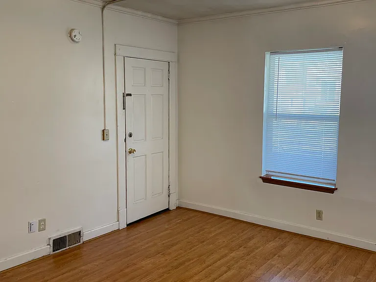 523 E Burlington St #2 — Photo 8