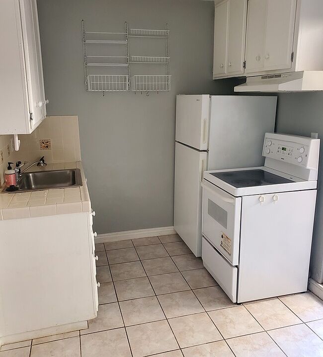 2nd image of 425 S Kenmore Ave APT 114