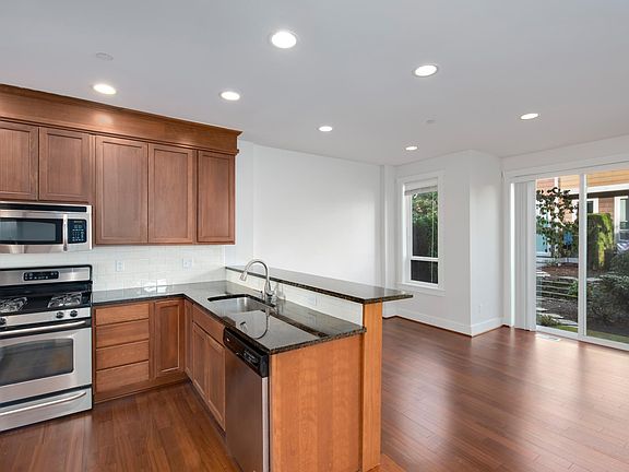 3rd image of 835 Rainier Blvd N