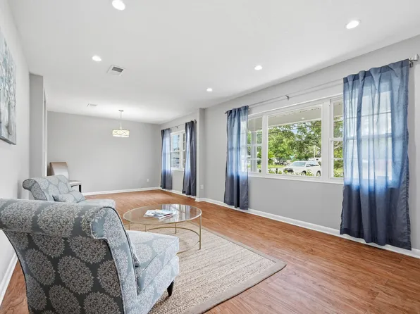 514 E Hollywood Blvd, Mary Esther, FL 32569