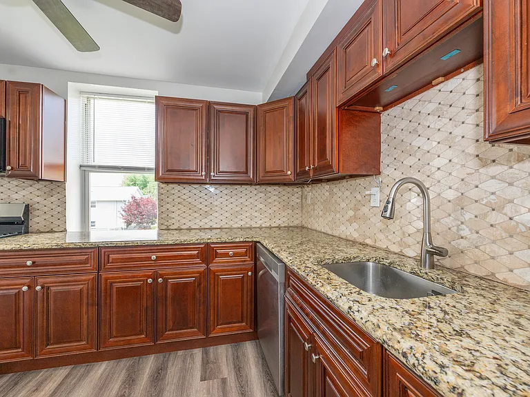 116 Lexington Ave — Photo 7