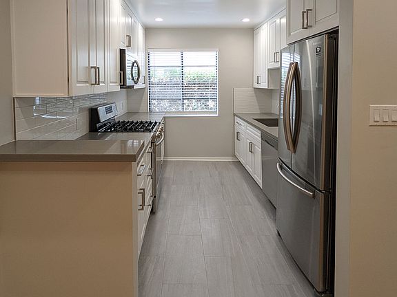 5th image of 458 S Oakhurst Dr APT 5
