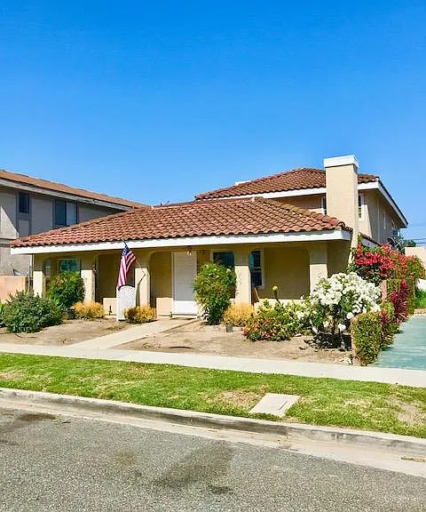 10834 Oak St — Photo 1