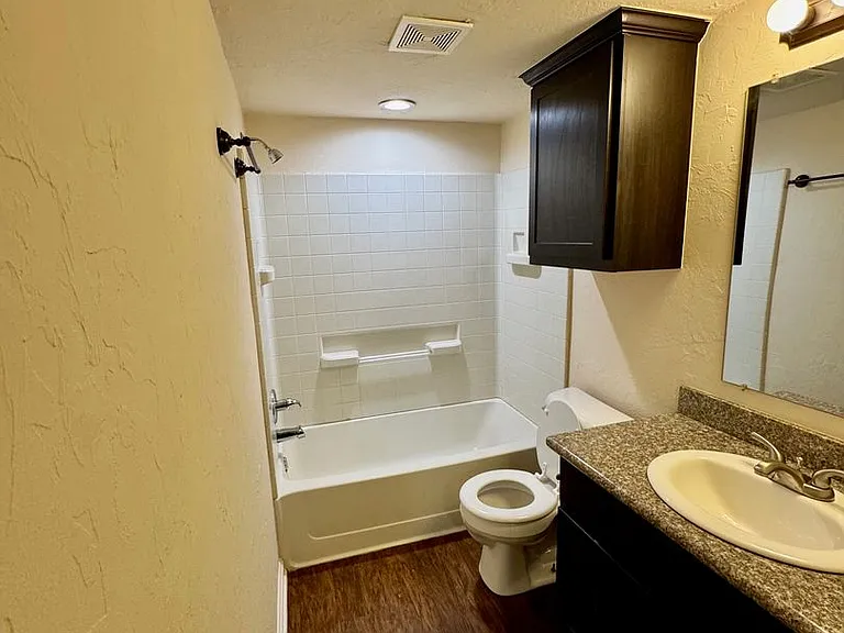 Renaissance Park Apartments — Photo 8