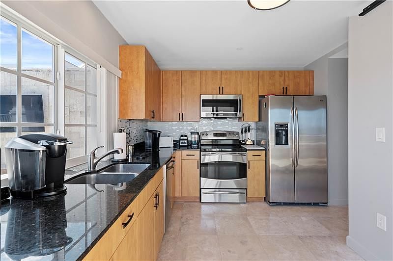 1st image of 1931 NE 2nd St #501