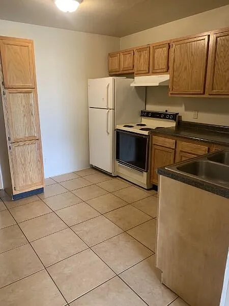 4 bed, 1.0 bath, 1075 sqft, $425 — Photo 3