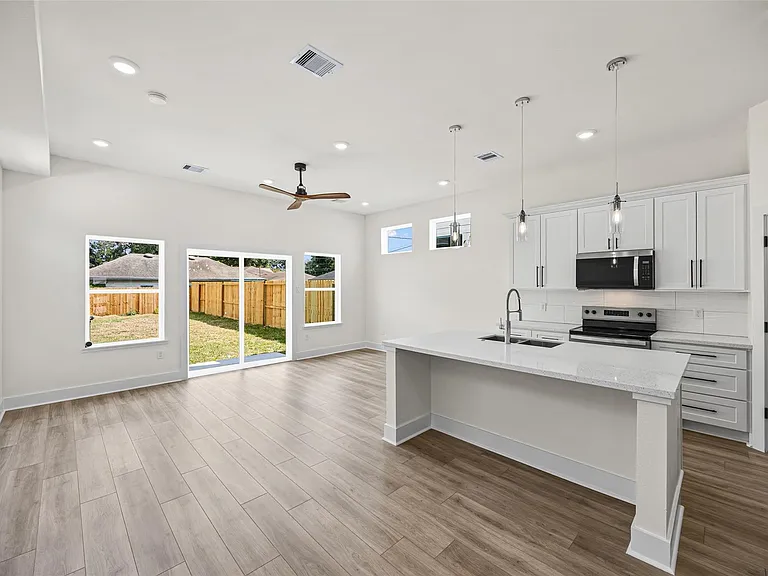 443 Hahlo St — Photo 9