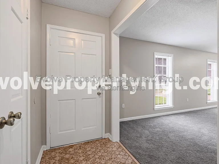 5331 Pipers Gap Dr — Photo 4