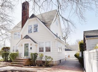112 Floral Pkwy, Floral Park, NY 11001