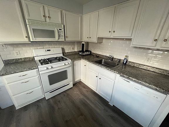 5th image of 250 Robinson St