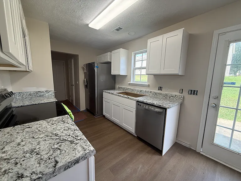 1240 Shannon Ln — Photo 3