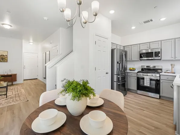 1081 Buena Vista Ln, Hanford, CA 93230