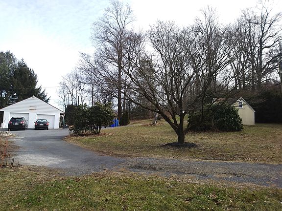 Circle driveway, 4+ parking