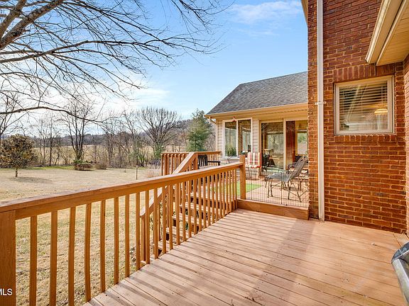 5th image of 701 Dewberry Cir