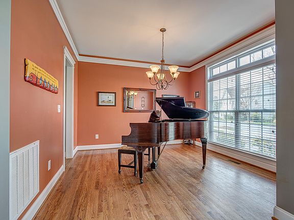 5th image of 504 Academy St