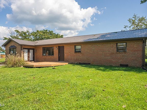 3rd image of 211 Chestnut Rd