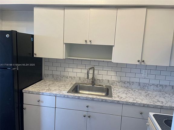 3rd image of 980 NE 169th St #980