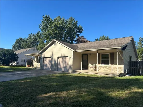 108-110 SE Greystone Dr, Lees Summit, MO 64063