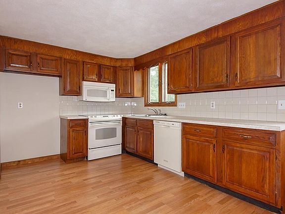 3rd image of 8 Briarwood Ln