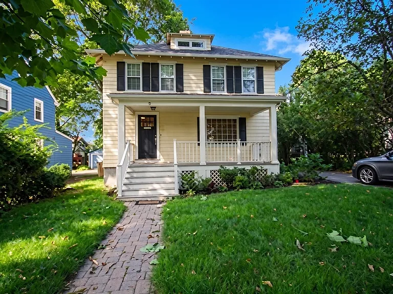 30 Farmcrest Ave — Photo 1