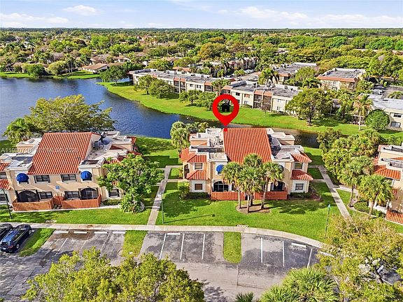 4th image of 567 Racquet Club Rd APT 18