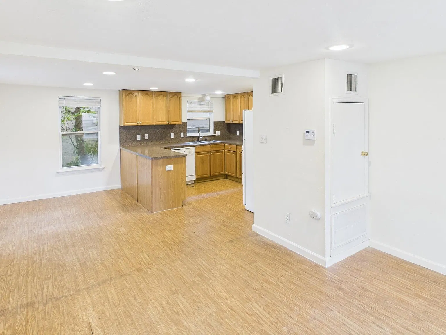 4 bed, 2.0 bath, 2550 sqft, $3,700 — Photo 3