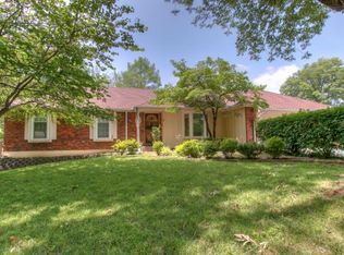 3900 Woodbury St, Independence, MO 64055