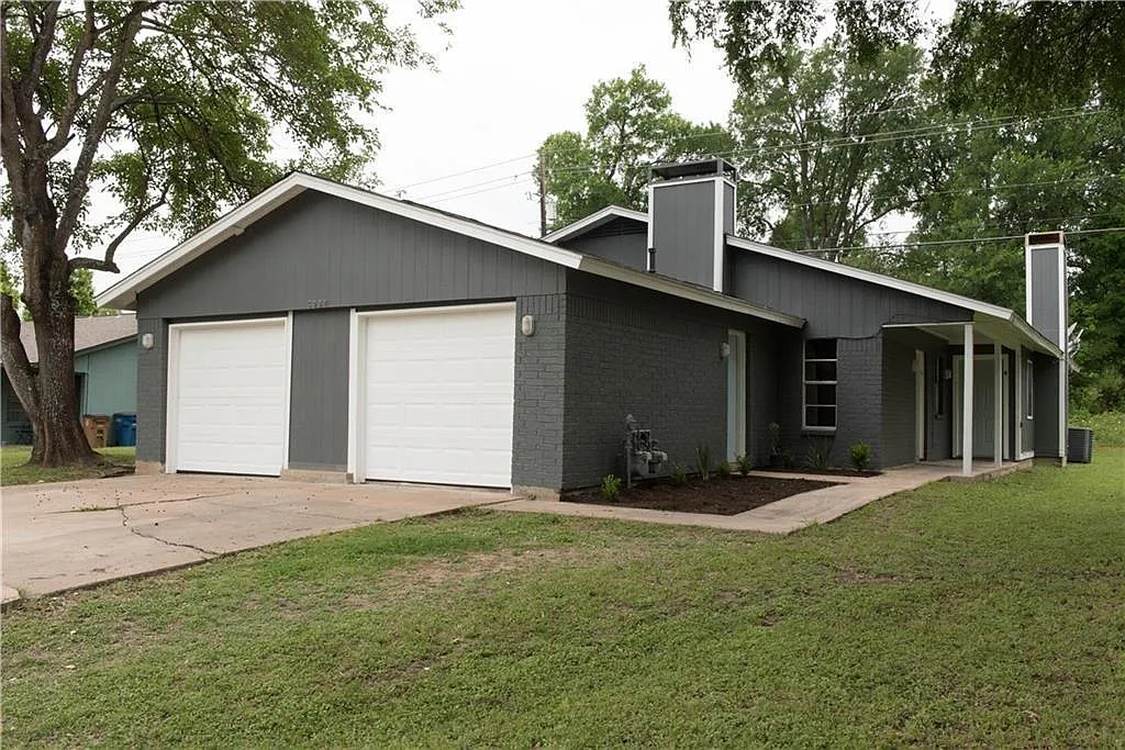 3 bed, 1.5 bath, 1905 sqft, $1,650 — Photo 1