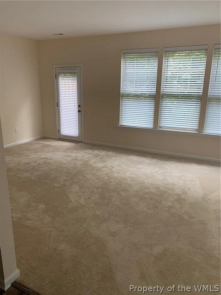 3 bed, 3.5 bath, 2252 sqft, $2,700 — Photo 3