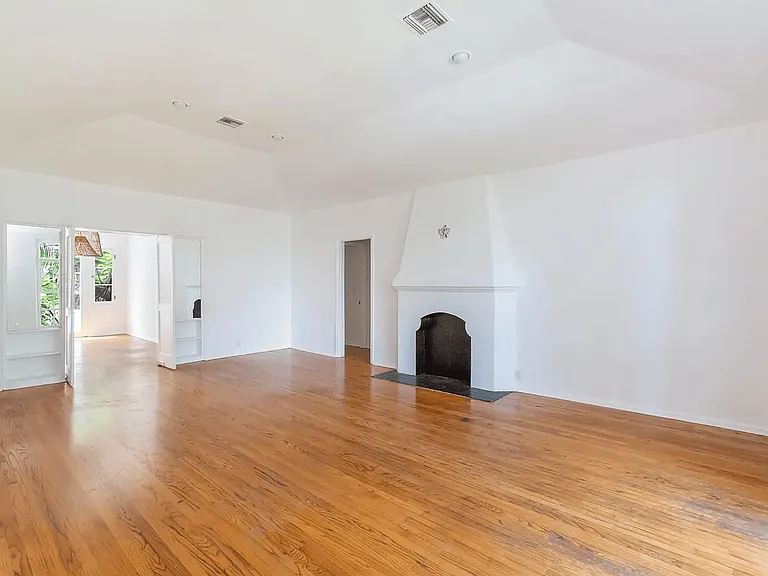 8491 Fountain Ave — Photo 28