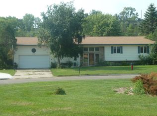 1705 Elmwood Pl SE, Jamestown, ND 58401