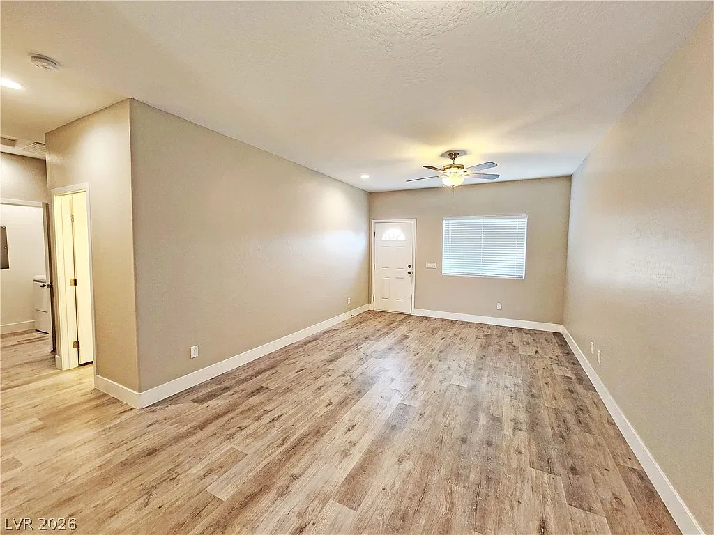 3 bed, 2.0 bath, 1097 sqft, $1,301 — Photo 2