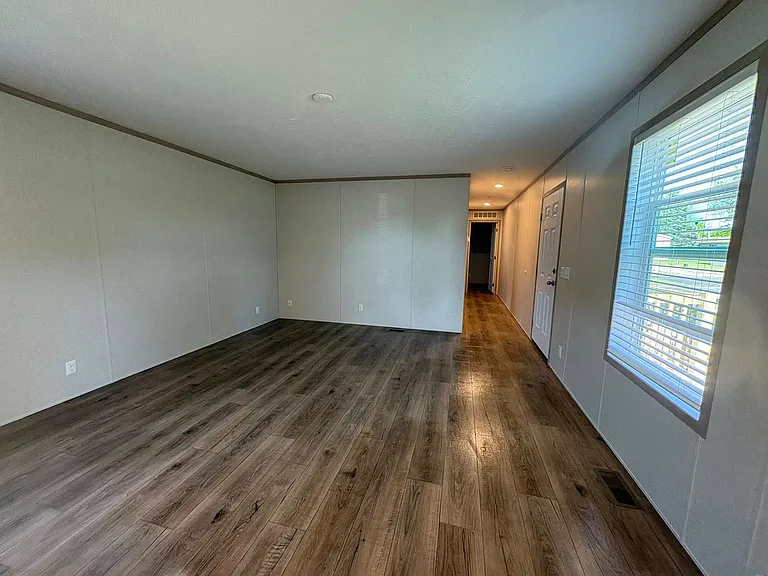 436 Selkirk Dr — Photo 4