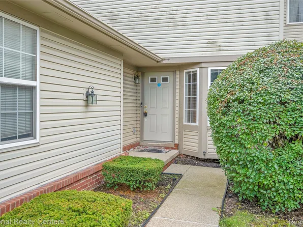 1236 University Dr, Pontiac, MI 48342