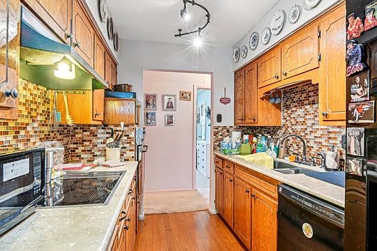4th image of 2444 Eastbrook Dr