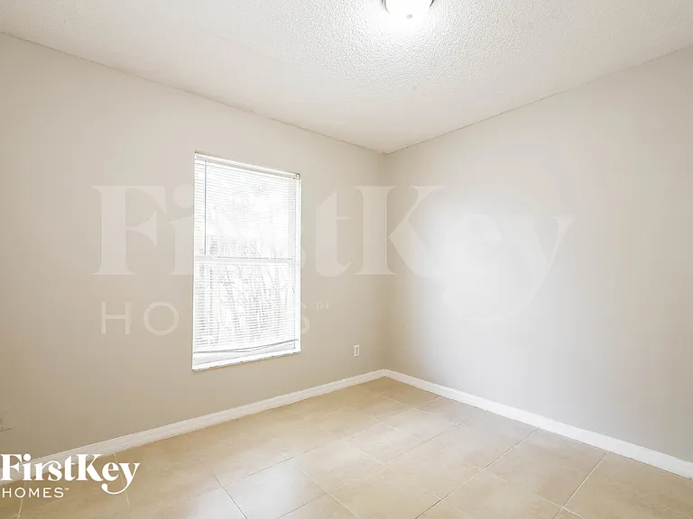 882 Trumbull St — Photo 15