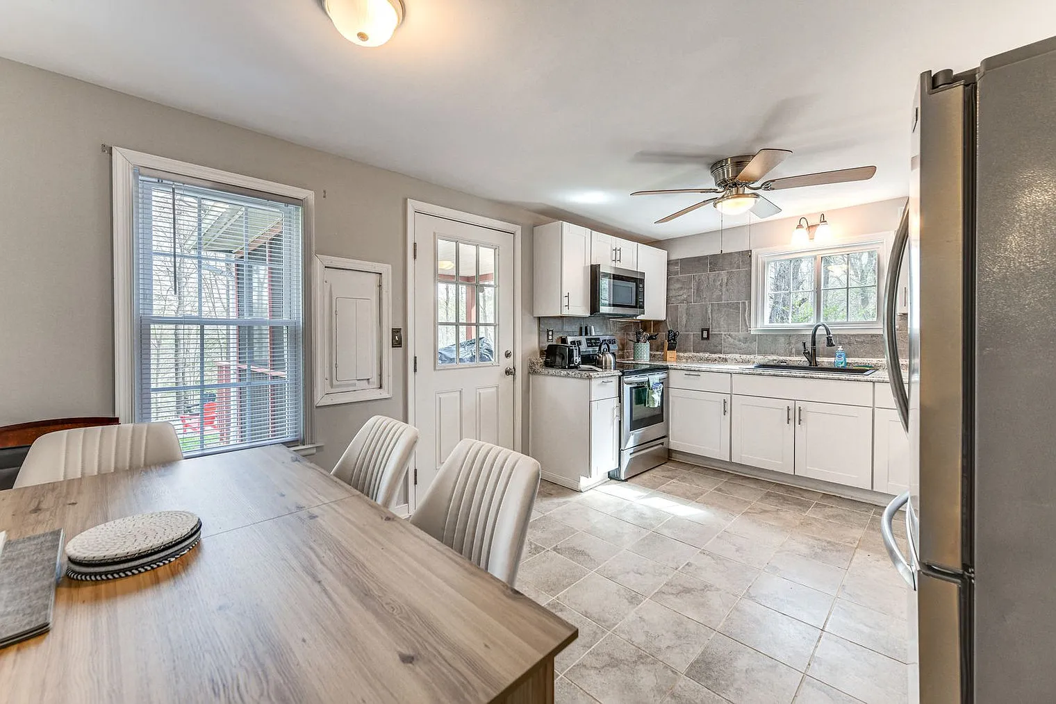3 bed, 2.0 bath, 1097 sqft, $3,065 — Photo 4