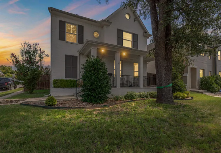 2409 W Robert St — Photo 1