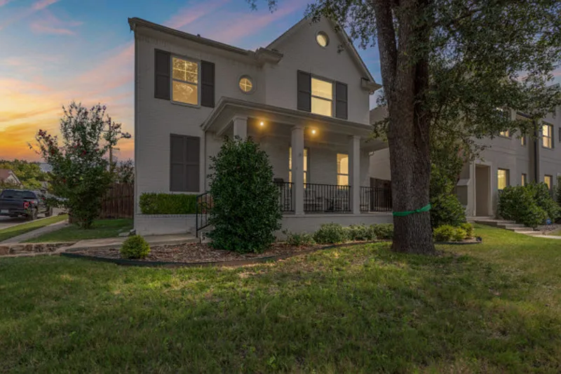 2409 W Robert St