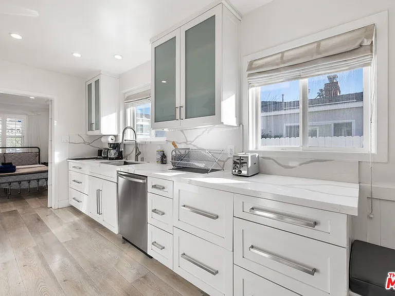 5439 Carpenter Ave — Photo 7