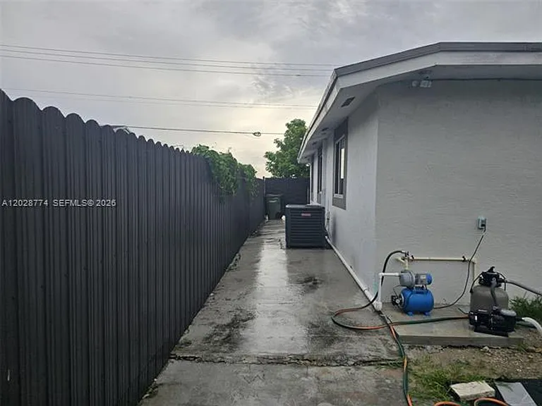 75 SW 18th Ave — Photo 21