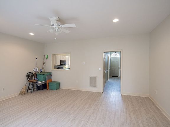 3rd image of 423 Periwinkle Cir