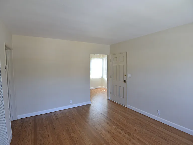 810 W Glenoaks Blvd #1/2 — Photo 2
