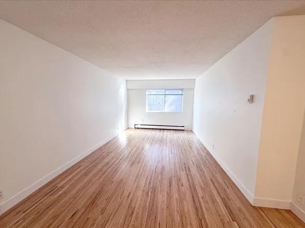 2228 Franklin St #216, Vancouver, BC V5L 1R9