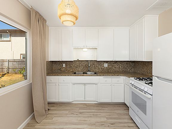 4th image of 220 Daisy Ave