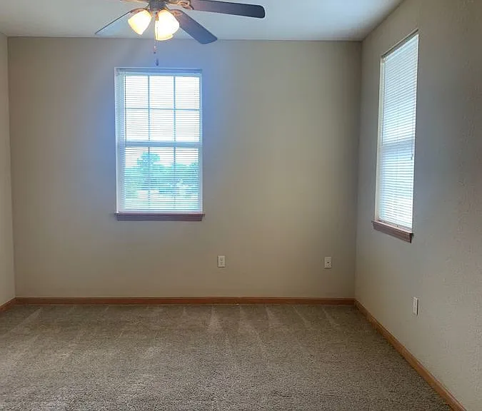 925 NE Deer Creek Dr — Photo 6