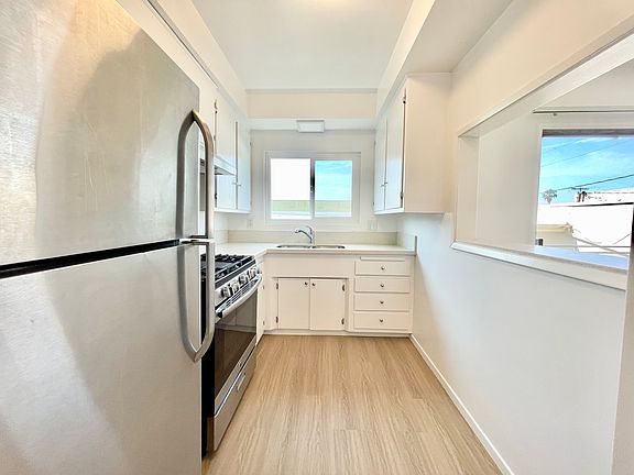 5th image of 1029 N Hayworth Ave APT 9